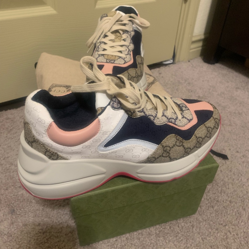 Womens Gucci Sneakers - Picture 3 of 12